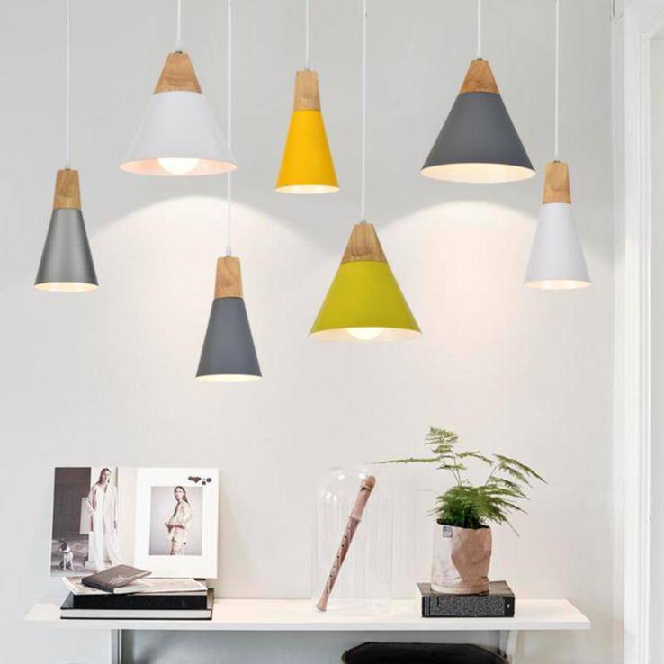 Houten en aluminium hanglamp in de vorm van een kegel