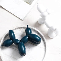 Artisano Luxe Ballon Hond Sculptuur | Exquisite handgemaakte hars kunstwerk dat een speelse touch toevoegt aan elke luxe decor