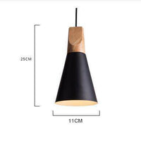 Houten en aluminium hanglamp in de vorm van een kegel