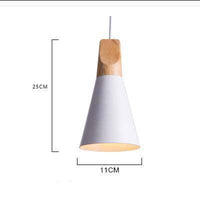 Houten en aluminium hanglamp in de vorm van een kegel