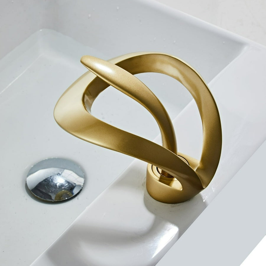 FlowArc – Moderne kraan voor de badkamer met watervaluitgang en minimalistische werking
