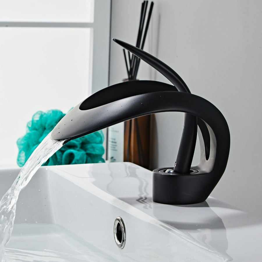 FlowArc – Moderne kraan voor de badkamer met watervaluitgang en minimalistische werking