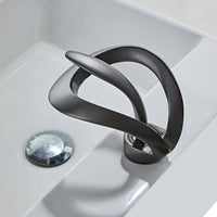 FlowArc – Moderne kraan voor de badkamer met watervaluitgang en minimalistische werking