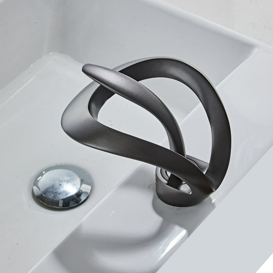 FlowArc – Moderne kraan voor de badkamer met watervaluitgang en minimalistische werking