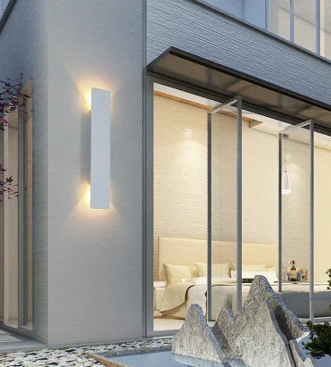 Moderne Buitenlamp – LED Wandlamp Op/Neer, Waterdicht, Verticale Ontwerp
