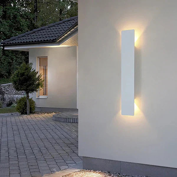 Moderne Buitenlamp – LED Wandlamp Op/Neer, Waterdicht, Verticale Ontwerp