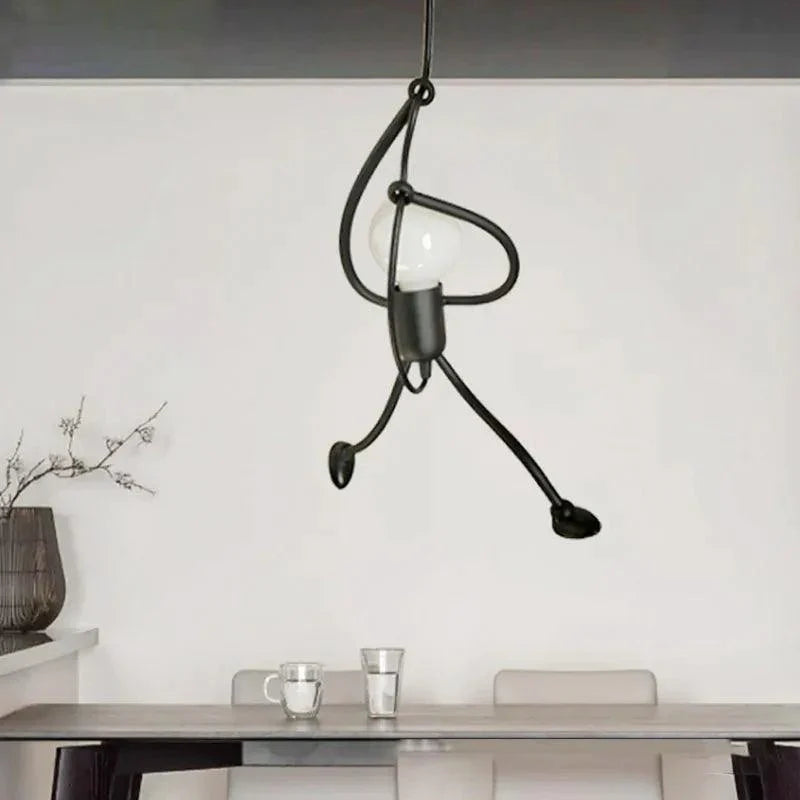 Artistieke hanglamp | Strakke zwarte plafondlamp met een vleugje humor.