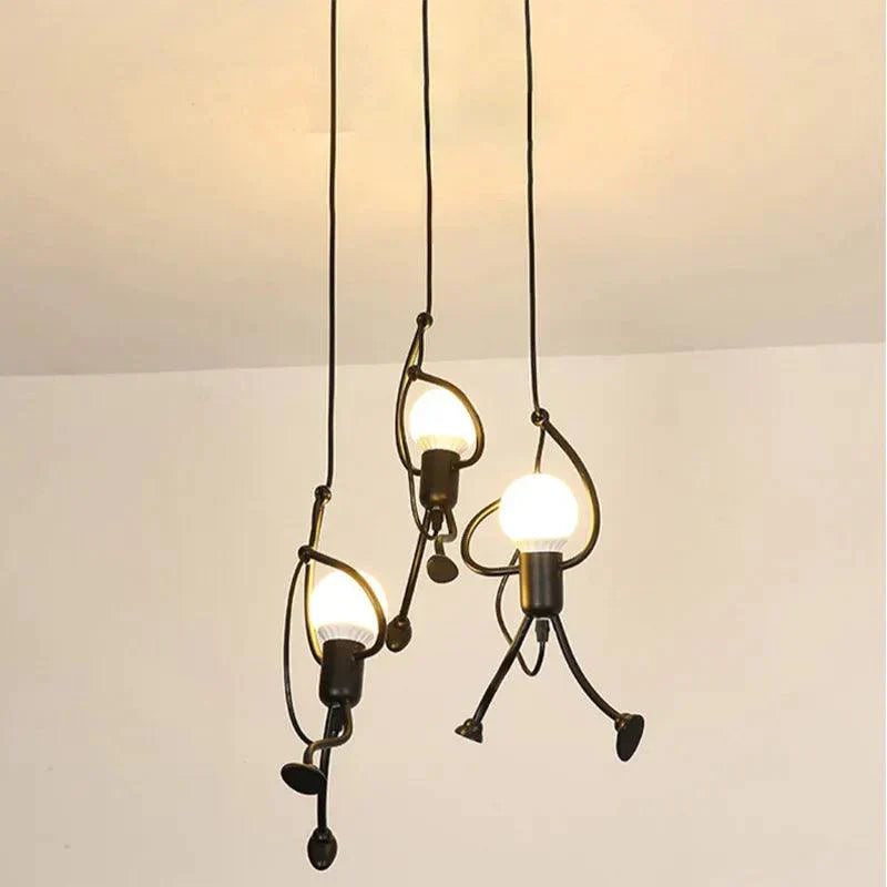 Artistieke hanglamp | Strakke zwarte plafondlamp met een vleugje humor.