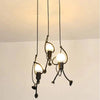 Artistieke hanglamp | Strakke zwarte plafondlamp met een vleugje humor.