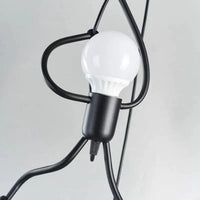 Artistieke hanglamp | Strakke zwarte plafondlamp met een vleugje humor.