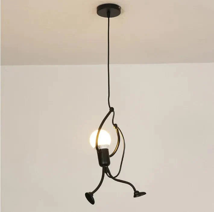 Artistieke hanglamp | Strakke zwarte plafondlamp met een vleugje humor.