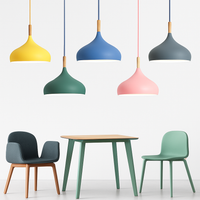 Kleurrijke metalen LED hanglamp en houten Nordic stok