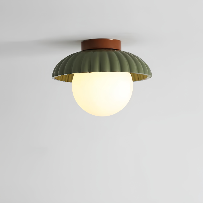 Plafondlamp met opaline kap die warme verlichting biedt in de entree