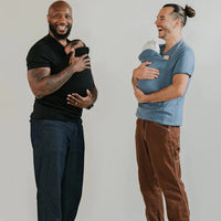 HugHaven | Het innovatieve ontwerp combineert het gemak van een t-shirt met de functionaliteit van een draagzak