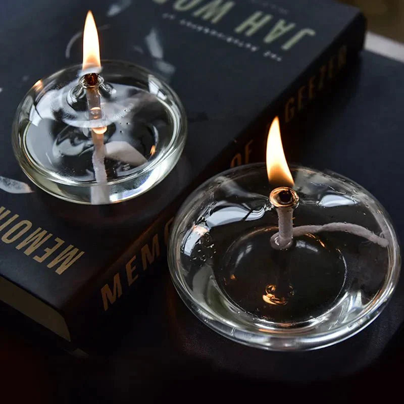 Transparante olielamp van glas als kaarsenhouder