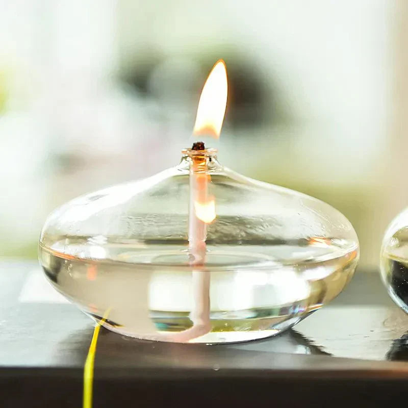 Transparante olielamp van glas als kaarsenhouder