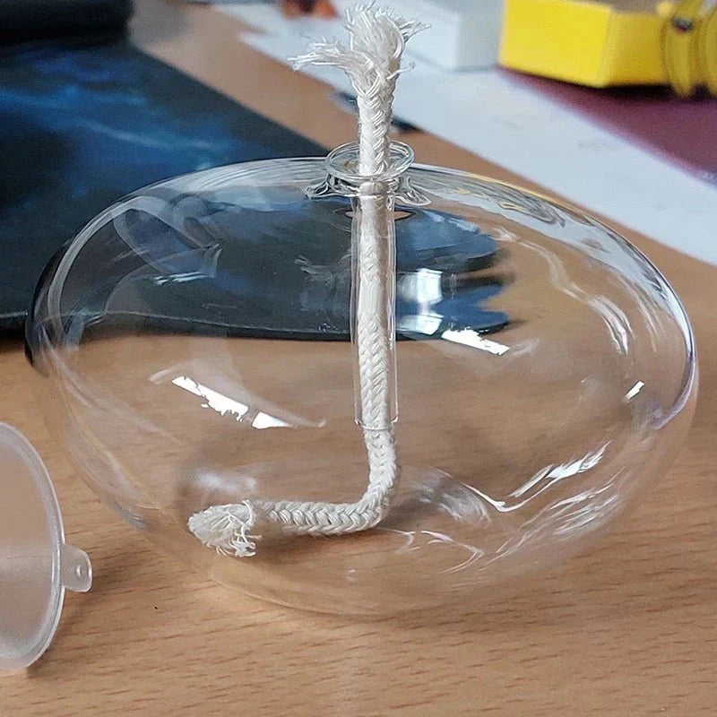 Transparante olielamp van glas als kaarsenhouder