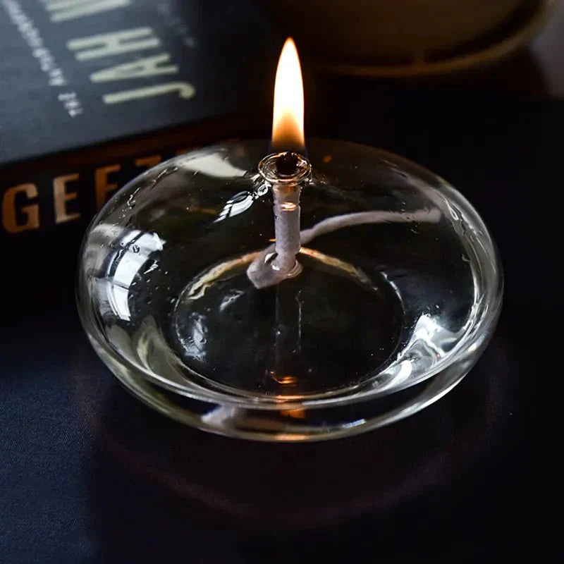 Transparante olielamp van glas als kaarsenhouder