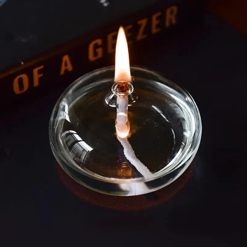 Transparante olielamp van glas als kaarsenhouder