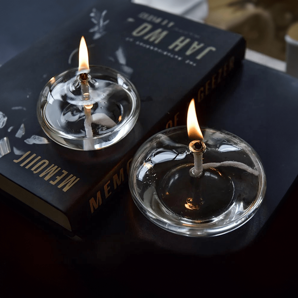 Transparante olielamp van glas als kaarsenhouder