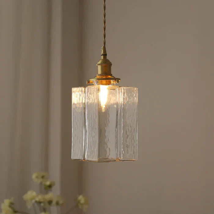 Vintage glazen hanglampen met een afwerking in messing