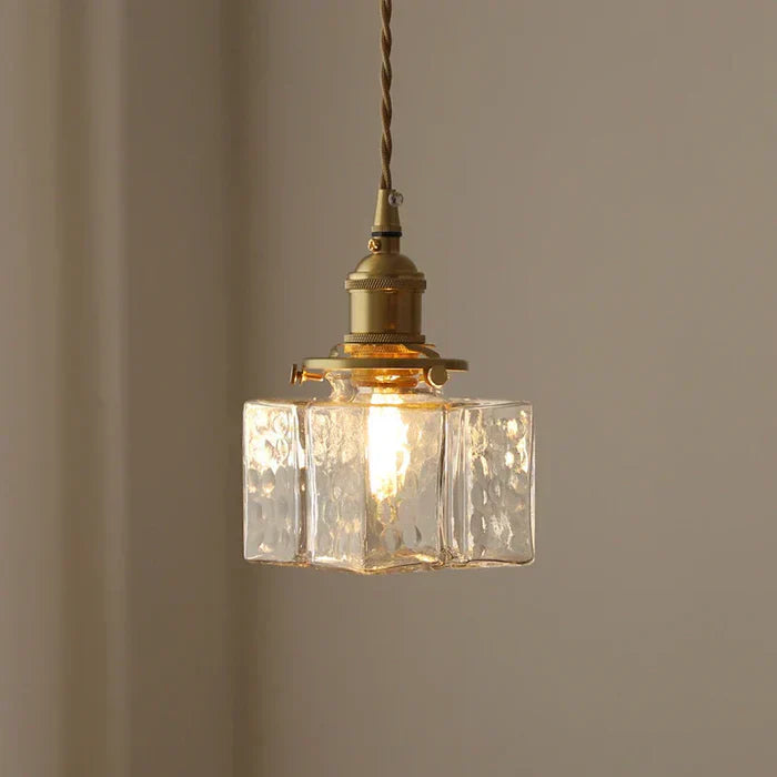 Vintage glazen hanglampen met een afwerking in messing
