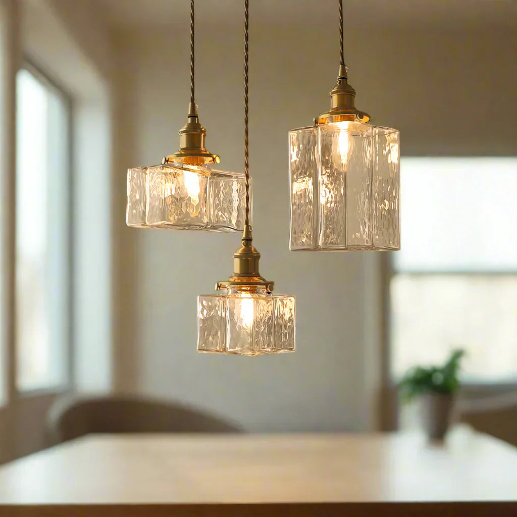 Vintage glazen hanglampen met een afwerking in messing