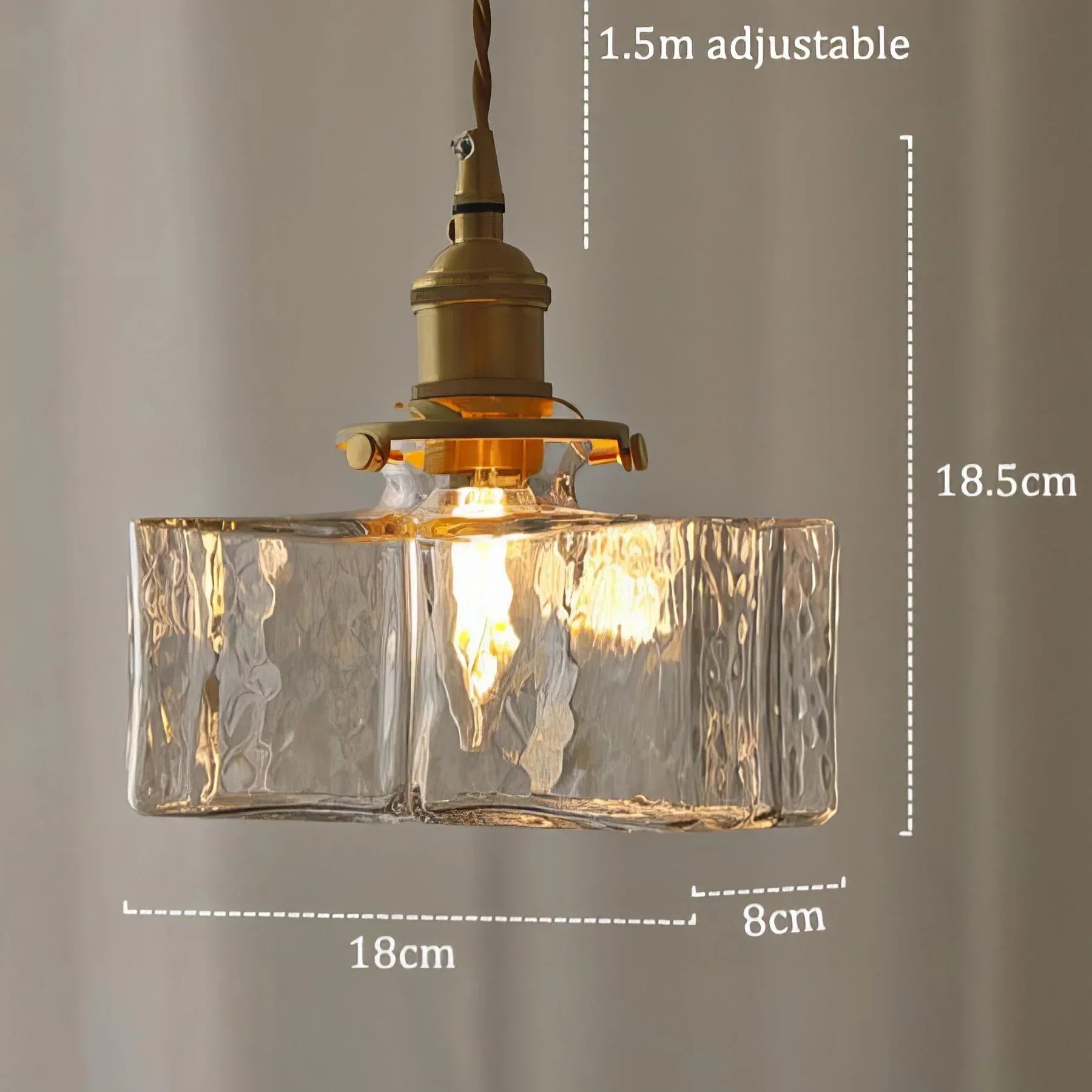 Vintage glazen hanglampen met een afwerking in messing