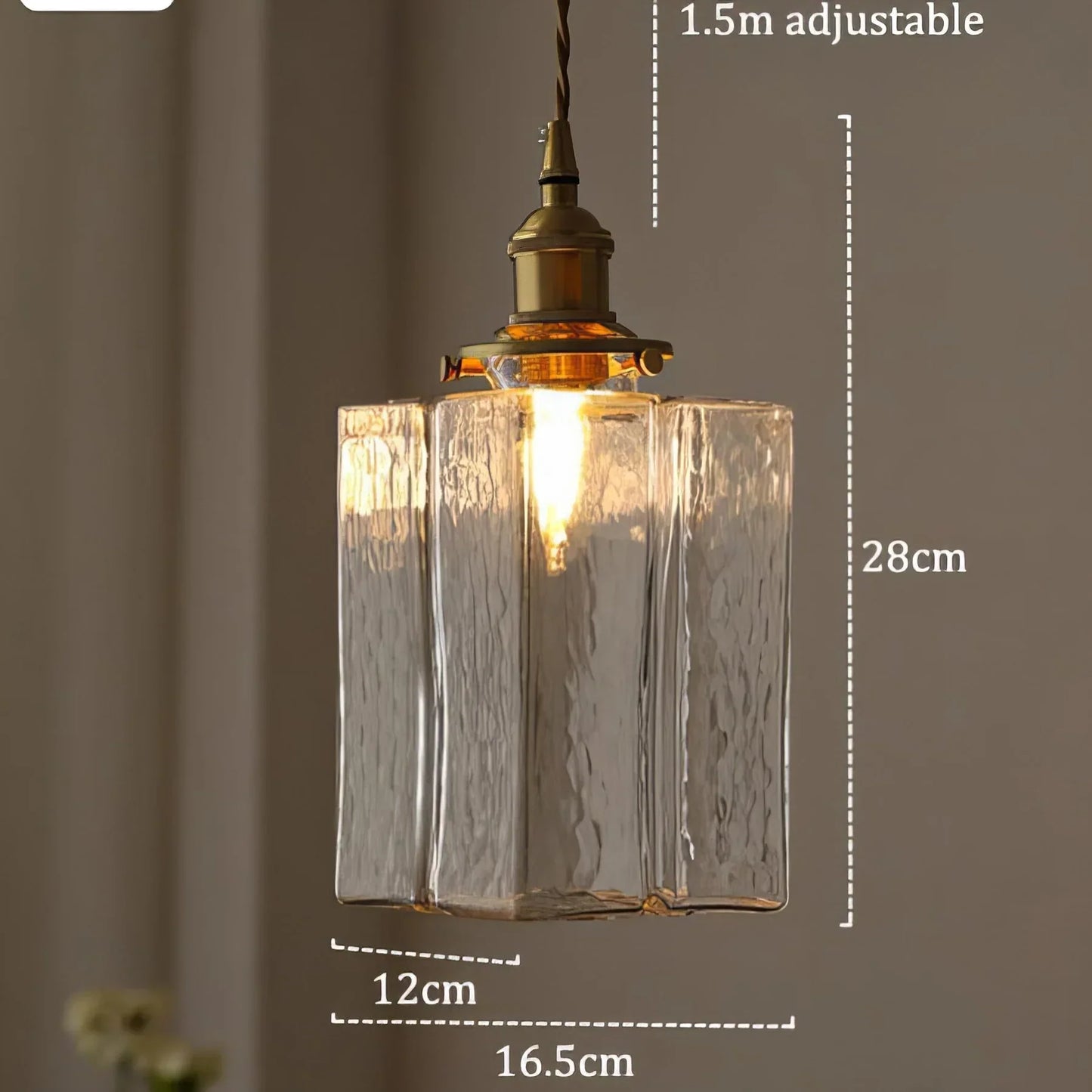 Vintage glazen hanglampen met een afwerking in messing