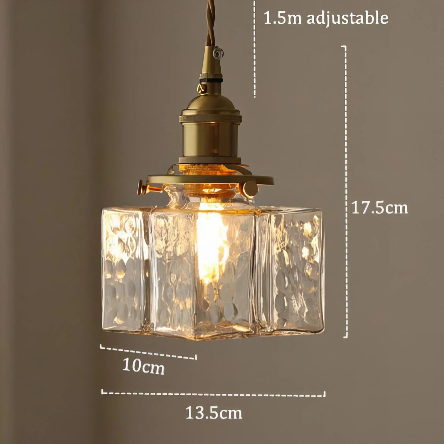 Vintage glazen hanglampen met een afwerking in messing