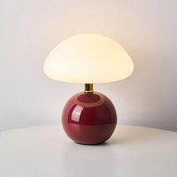 Moderne tafellamp met bolvormige basis en paddenstoelvormige lampenkap – minimalistische stijl