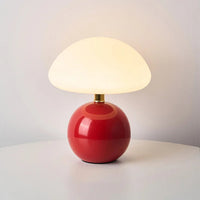 Moderne tafellamp met bolvormige basis en paddenstoelvormige lampenkap – minimalistische stijl