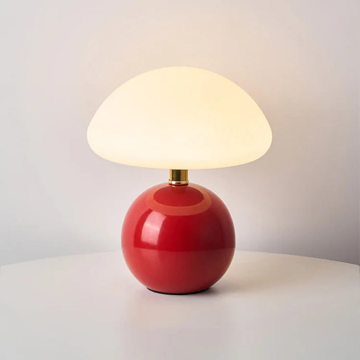 Moderne tafellamp met bolvormige basis en paddenstoelvormige lampenkap – minimalistische stijl