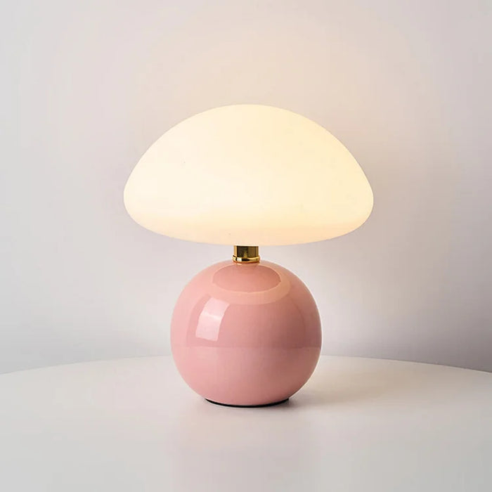 Moderne tafellamp met bolvormige basis en paddenstoelvormige lampenkap – minimalistische stijl
