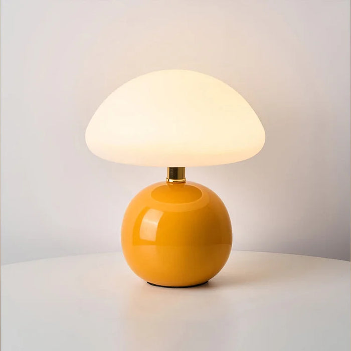 Moderne tafellamp met bolvormige basis en paddenstoelvormige lampenkap – minimalistische stijl