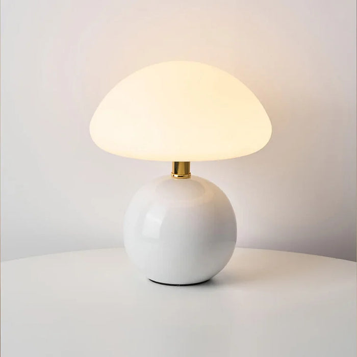 Moderne tafellamp met bolvormige basis en paddenstoelvormige lampenkap – minimalistische stijl
