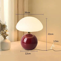 Moderne tafellamp met bolvormige basis en paddenstoelvormige lampenkap – minimalistische stijl