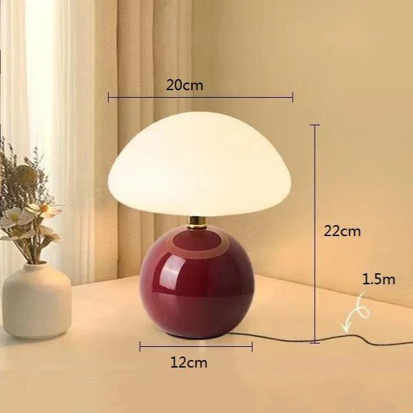Moderne tafellamp met bolvormige basis en paddenstoelvormige lampenkap – minimalistische stijl