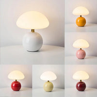 Moderne tafellamp met bolvormige basis en paddenstoelvormige lampenkap – minimalistische stijl
