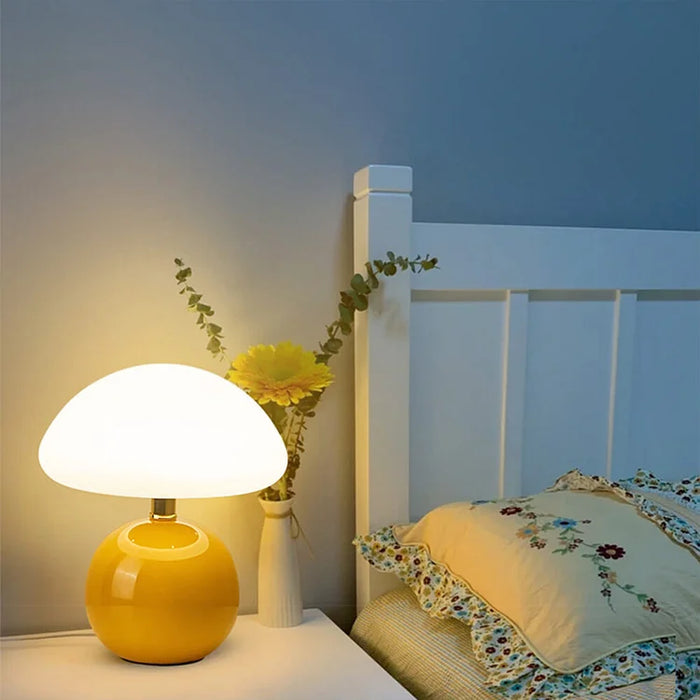 Moderne tafellamp met bolvormige basis en paddenstoelvormige lampenkap – minimalistische stijl