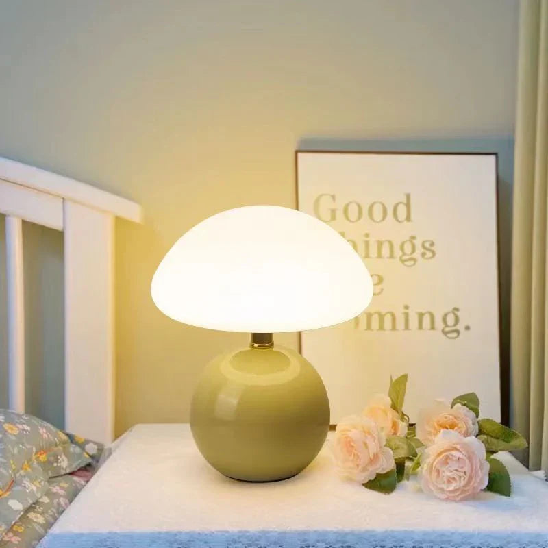 Moderne tafellamp met bolvormige basis en paddenstoelvormige lampenkap – minimalistische stijl