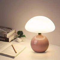 Moderne tafellamp met bolvormige basis en paddenstoelvormige lampenkap – minimalistische stijl