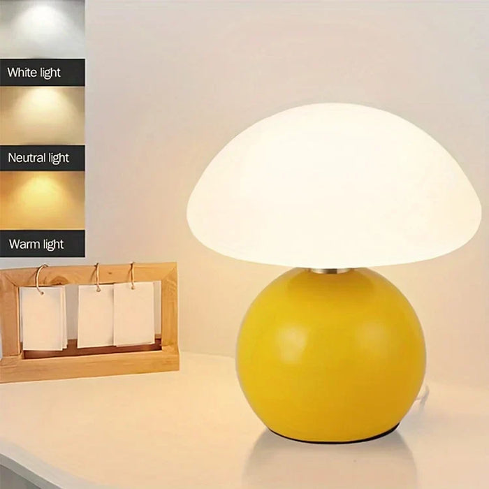 Moderne tafellamp met bolvormige basis en paddenstoelvormige lampenkap – minimalistische stijl