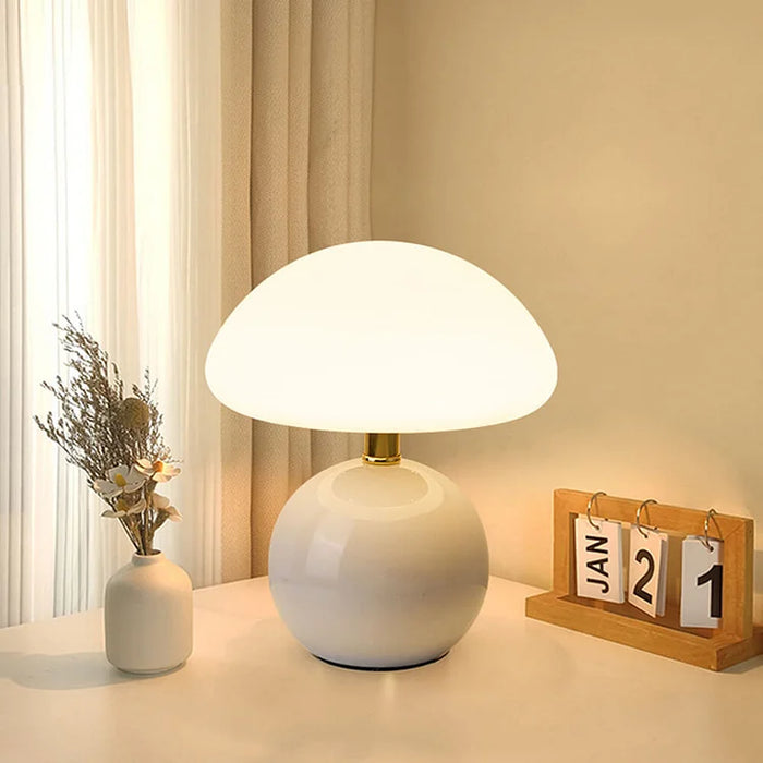 Moderne tafellamp met bolvormige basis en paddenstoelvormige lampenkap – minimalistische stijl