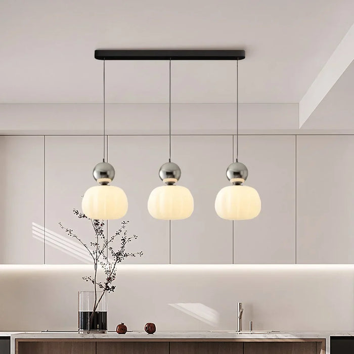 Moderne hanglamp met decoratief sferisch element