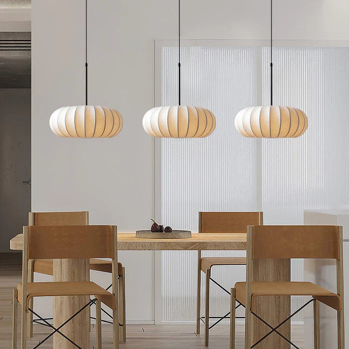 Plafondlamp met zijde lampenkap in Japanse wabi-sabi stijl – ovale lampenkap met delicate groeven