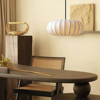 Plafondlamp met zijde lampenkap in Japanse wabi-sabi stijl – ovale lampenkap met delicate groeven