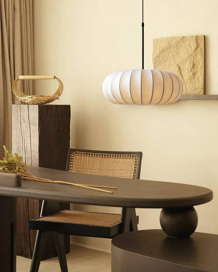 Plafondlamp met zijde lampenkap in Japanse wabi-sabi stijl – ovale lampenkap met delicate groeven