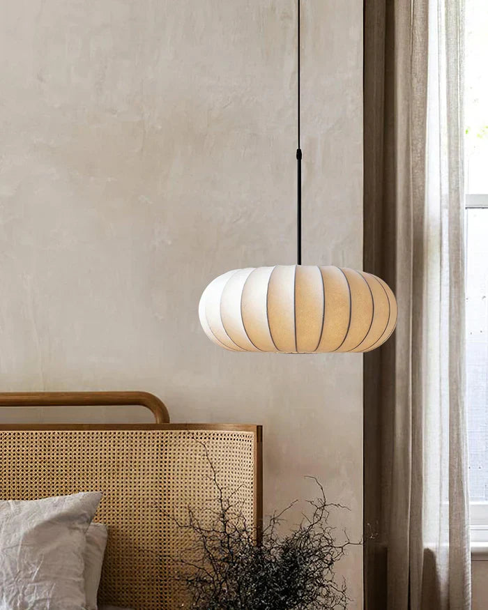 Plafondlamp met zijde lampenkap in Japanse wabi-sabi stijl – ovale lampenkap met delicate groeven