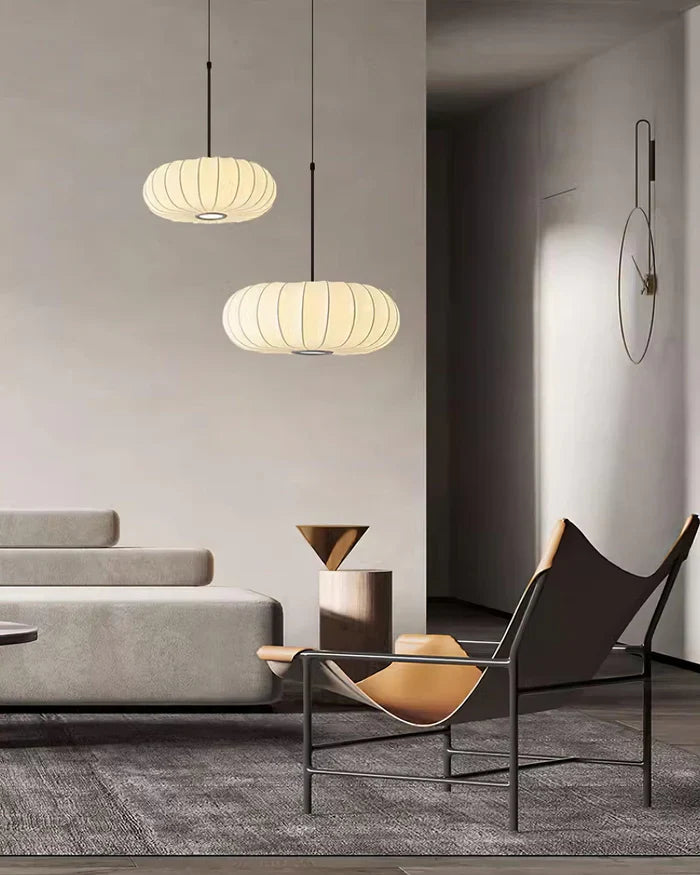 Plafondlamp met zijde lampenkap in Japanse wabi-sabi stijl – ovale lampenkap met delicate groeven